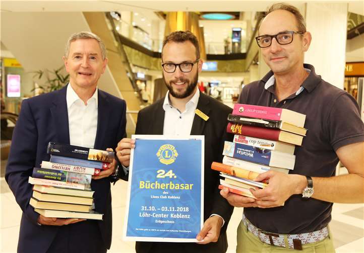 Zahlreiche Bücher aus verschiedenen Kategorien lassen sich beim Lions Bücherbasar im Löhr Center erwerben. Lions-Präsident Günter Hilger (links) und Center Manager Stephan Antwerpen (Mitte) freuen sich auf den 24. Bücherbasar.Privat
