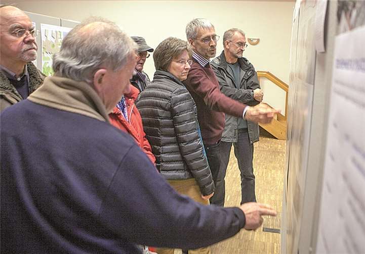 Zahlreiche Bürger aus Niederbachem informierten sich über das Ergebnis des Wettbewerbs im Henseler Hof.