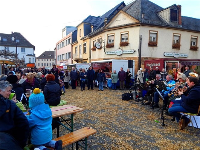 Zahlreiche Bürger fanden den Weg zum Kirchplatz.