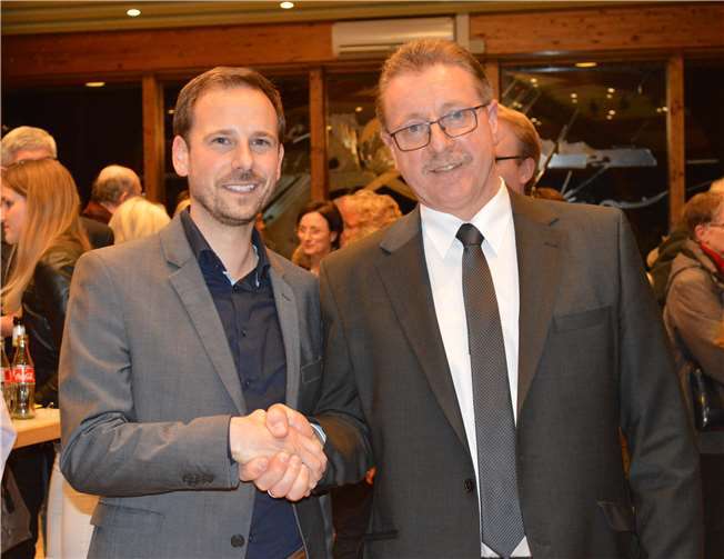 Zahlreiche Bürger hatten sich im Foyer der Remagener Rheinhalle eingefunden, um die Auszählung der Stimmen für die Bürgermeisterwahl zu verfolgen, darunter auch Kandidat Björn Ingendahl mit Familie (Bildmitte) und Remagens 1. Beigeordneter Rolf Plewa (l.).  AB