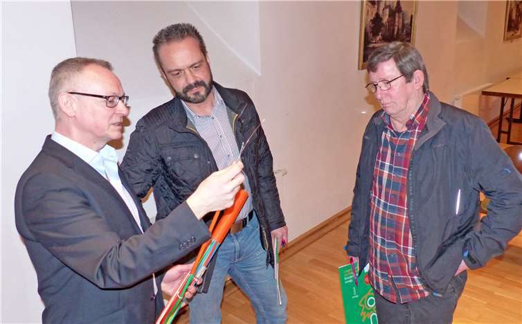 Zahlreiche Bürger informierten sich im Winzersaal von Schloss von der Leyen über den Breitbandausbau im Ortsteil Gondorf der Gemeinde Kobern-Gondorf. Achim Danhausen von innogy (li.) stellte auch die Hardware vor, zeigte Leerrohre und Glasfaserkabel.privat