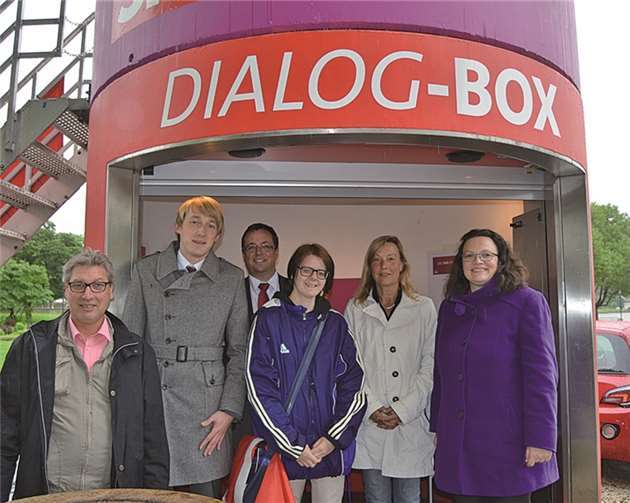 Zahlreiche Bürger nutzten das Angebot der SPD-Dialogbox zum Gespräch und um sich zu informieren.  privat