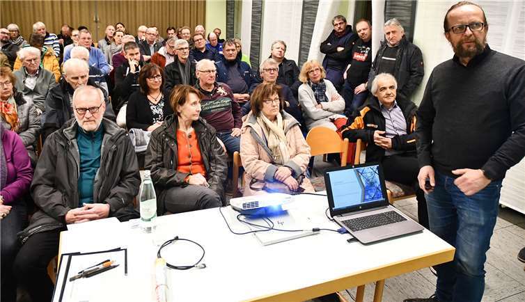 Zahlreiche Bürger nutzten die Chance, sich über das Vorhaben der Firma Amprion zu informieren.Fotos: RASCH