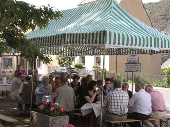 Zahlreiche Bürger nutzten die Möglichkeit, mit den FWG-Kandidaten ins Gespräch zu kommen.  privat