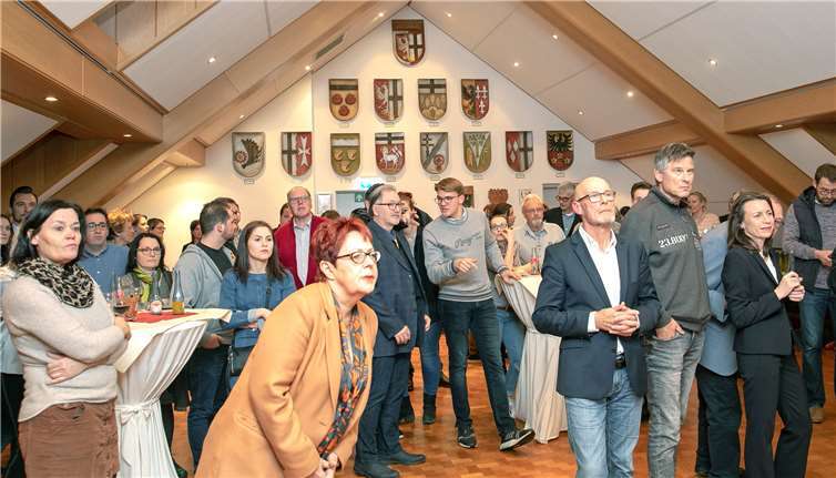 Zahlreiche Bürger verfolgten im Ratssaal die Ergebnisse der Bürgermeisterwahl.