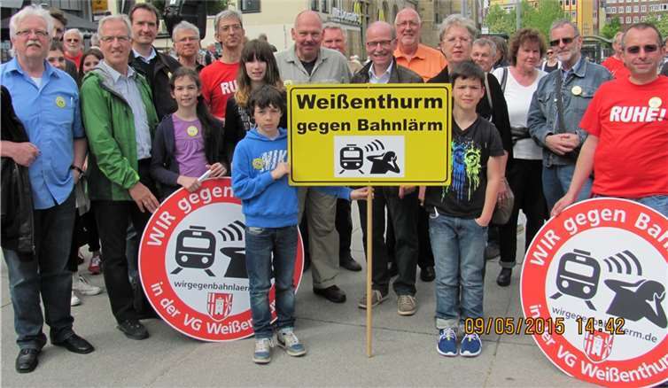 Zahlreiche Bürgerinnen und Bürger aus der Verbandsgemeinde und Stadt Weißenthurm waren für die diesjährige Bahnlärm-Demo in Koblenz angereist.privat