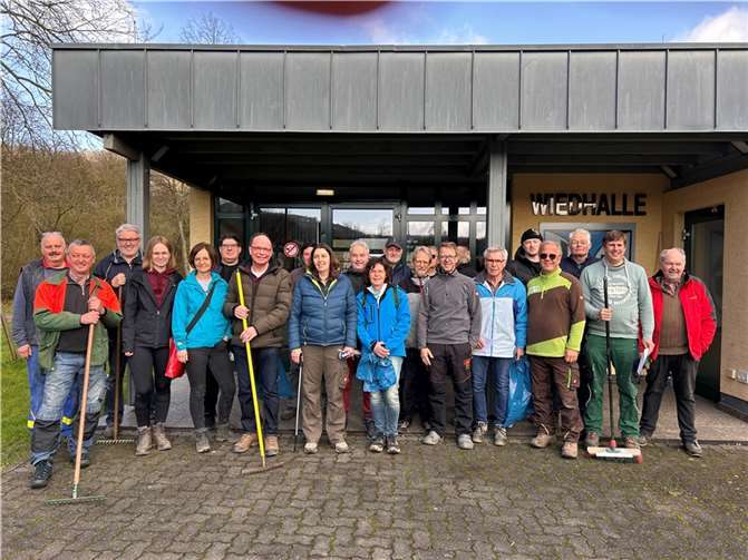 Zahlreiche Bürgerinnen und Bürger beteiligten sich wieder an der Aktion „Pätsche botze“. Foto: Rudolf Boden