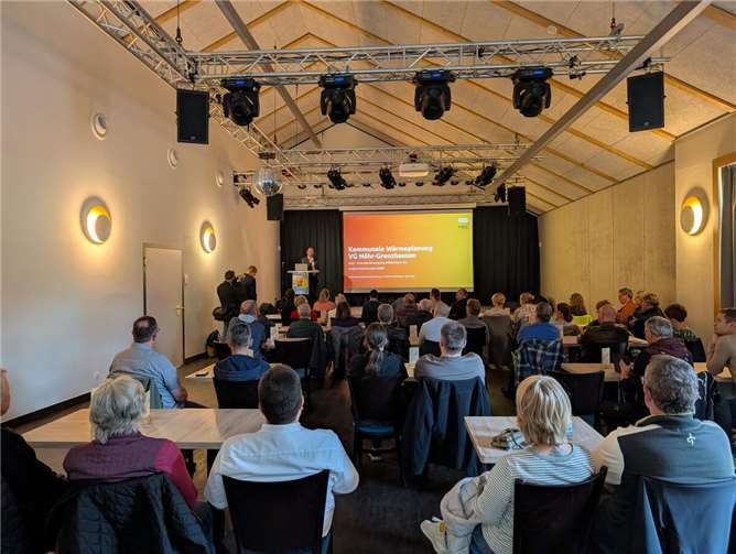 Zahlreiche Bürgerinnen und Bürger der Verbandsgemeinde Höhr-Grenzhausen haben sich im Jugend-, Kultur- und Bürgerzentrum „Zweite Heimat“ aus erster Hand über die kommunale Wärmeplanung informiert.