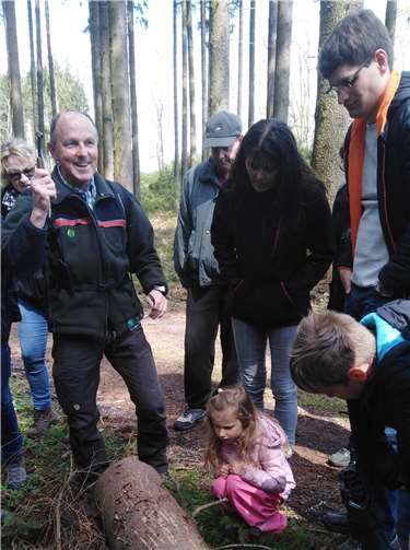 Zahlreiche Bürgerinnen und Bürger folgten der Einladung der Wählergruppe Volker Otto aus Woldert/Hilgert zu einem Waldsparziergang zum Thema „ Die Zukunft des Waldes im Zeichen des Klimawandels“.Foto: privat