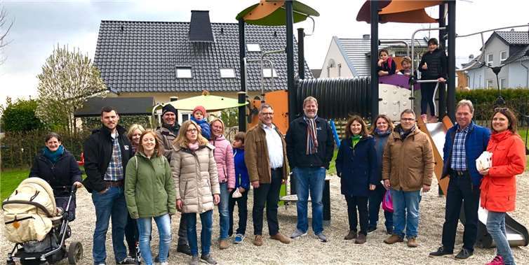 Zahlreiche Bürgerinnen und Bürger nahmen die Gelegenheit wahr, mit den Kandidatinnen und Kandidaten für den Ortsbeirat zu diskutieren.Foto: CDU Eich