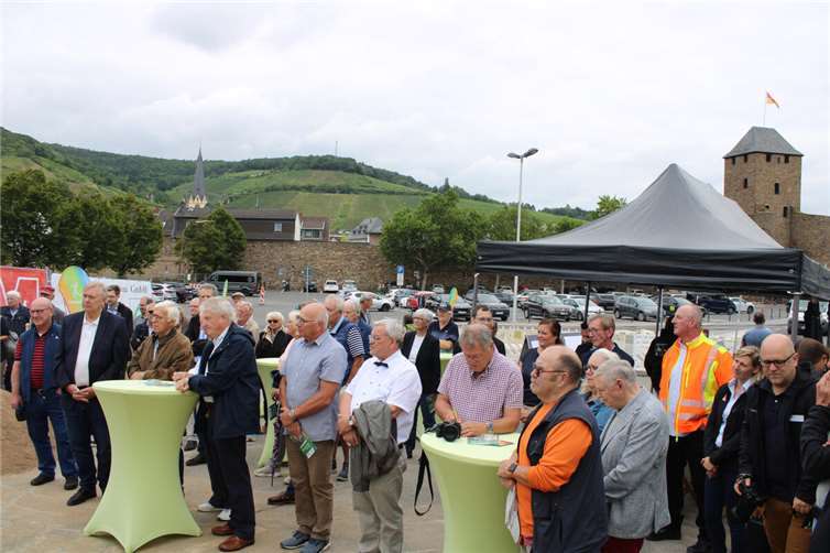 Spatenstich für wichtige Verkehrsader in Ahrweiler erfolgt Zahlreiche Bürgerinnen und Bürger waren zum Spatenstich gekommen.