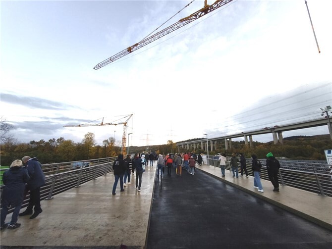 Erste wiederhergestellte Ahr-Brücke in Bad Neuenahr-Ahrweiler freigegeben  Zahlreiche Bürgerinnen und Bürger waren zur offiziellen Verkehrsfreigabe der Brücke gekommen.