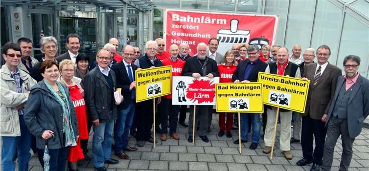 Zahlreiche Bürgermeister und Ratsmitglieder der Rheinschiene nahmen an der Mahnwache gegen den Bahnlärm teil Foto: Hep