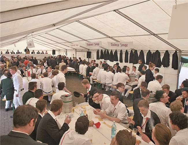 Zahlreiche Delegationen verschiedener Junggesellenvereine brachten Feierstimmung mit. ROB