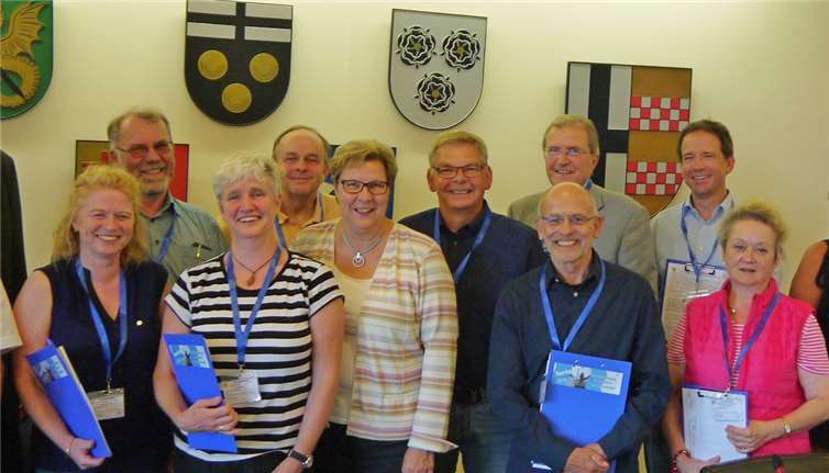 Zahlreiche Ehrenamtliche nahmen die Fragebögen entgegen und beginnen nun mit der Befragung der Bürger. privat