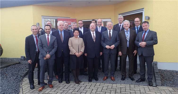 Zahlreiche Ehrengäste aus Politik, Wirtschaft und Bankenwesenkamen in den Firmensitz zur Feierstunde.