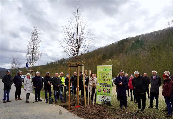 Zahlreiche Ehrengäste beteiligten sich an der Baumpflanzung.