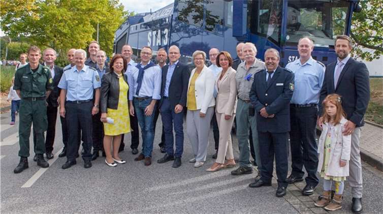 Zahlreiche Ehrengäste gaben sich ein Stelldichein beimTag der offenen Tür der Bundespolizei in Heimerzheim. Fotos: JOST