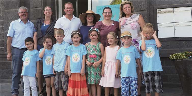 Zahlreiche Ehrengäste gratulierten den insgesamt neun Kindern zur Eröffnung der Montessori-Schule. Stadtbürgermeister Hans Peter Ammel (2. Reihe v.li.), Montessori-Pädagogin Ulrike Gamst, VG-Bürgermeister Jörg Lempertz, Elternvertreterin Sandra Franz, Schulinitiatorin und Montessori-Pädagogin Ramona Erwen sowie Silke Allmann von der Hochschule Koblenz/Landau. Verbandsgemeinde Mendig