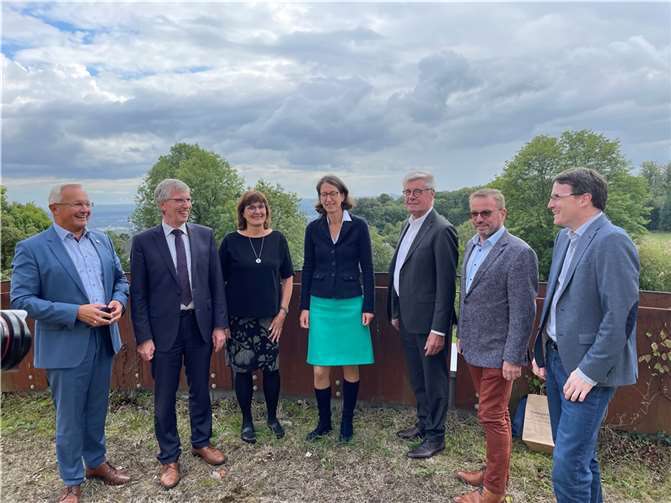 Zahlreiche Ehrengäste konnte ID Fürstin Isabelle zu Wied (Mitte) begrüßen. Foto: Ulf Steffenfauseweh