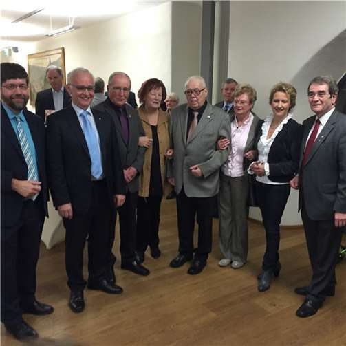 Zahlreiche Ehrengäste und die Familie gratulierten Adolf Laux zu der hohen Auszeichnung. Fotos TE