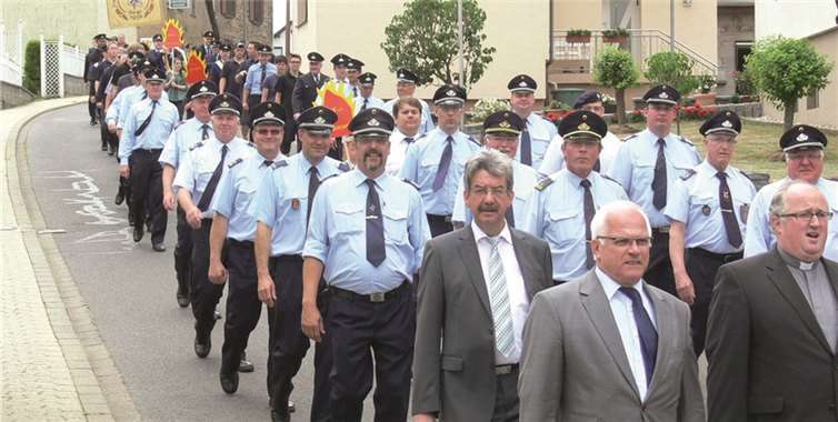 Zahlreiche Ehrengäste und die Führungsriege der Kreisfeuerwehr reihten sich beim Festumzug gerne mit ein. TE