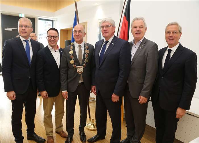 Zahlreiche Ehrengäste waren zum Festakt gekommen: Oliver Kraus, MdL; Joachim Kühlwetter, Bürgermeister Bert Spilles, Landrat Sebastian Schuster, Bürgermeister Stefan Raetz (Rheinbach) und Norbert Röttgen, MdB. -StF-
