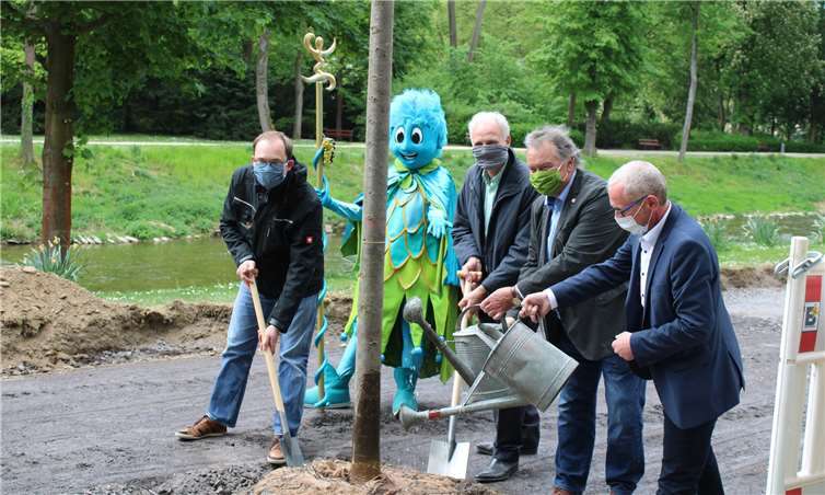 Zahlreiche Ehrengäste wohnten der Pflanzung bei. Foto: DU