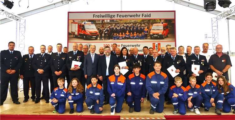 Zahlreiche Ehrenurkunden und Auszeichnungen gab es anlässlich zweier Jubiläen bei der Faider Feuerwehr. Fotos: TE