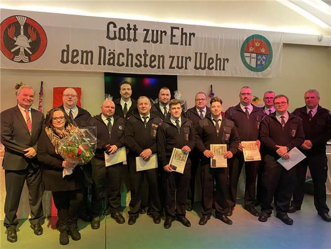Feuerwehrball - Ehrungen und Beförderungen Zahlreiche Ehrungen bei dem Feuerwehrball.Foto: WL a.D. H.-J. Fröhlich
