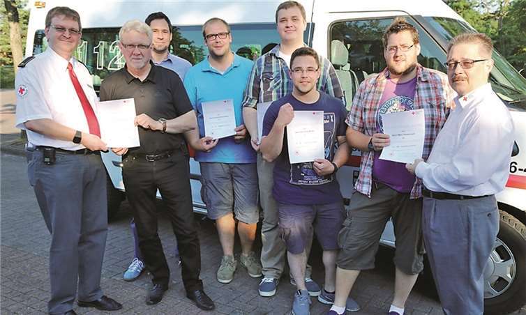 Zahlreiche Ehrungen für langjährige aktive Dienste konnte Frank Jakobs (links) bei der jüngsten Hauptversammlung des DRK vornehmen. StF