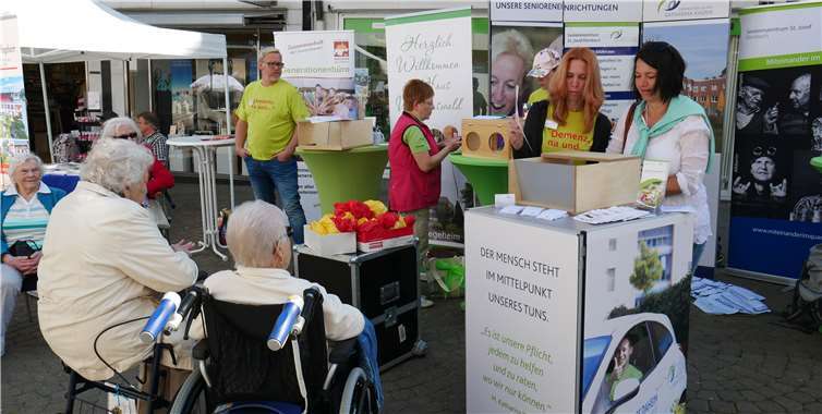 Zahlreiche Einrichtungen stellen sich beim Integrationstag vor. Da geht es nicht nur um Menschen mit Behinderung, auch um die Arbeit des Generationenbüros und verschiedener Einrichtungen.