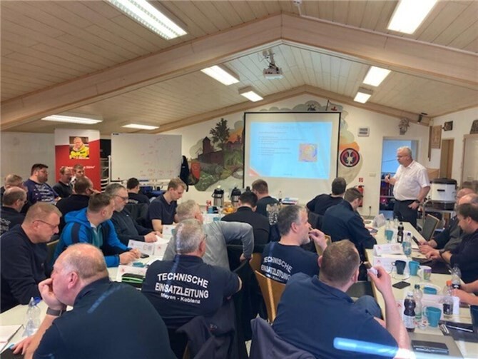 Zahlreiche Einsatzkräfte der Technischen Einsatzleitung des Landkreises Mayen-Koblenz haben an der Auftaktveranstaltung zum Aufbau eines Netzwerks im Bereich Katastrophenschutz in Miesenheim teilgenommen.Foto: Kreisverwaltung MYK/Daniel Schäfer