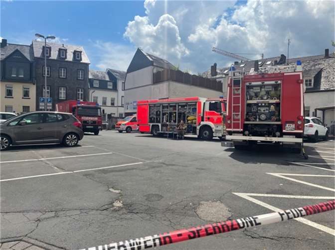 Zahlreiche Einsatzkräfte sind im Einsatz um die Rauchentwicklung schnellmöglich einzudämmen und zu beheben. Fotos: Janine Pitzen/ Stadt Mayen