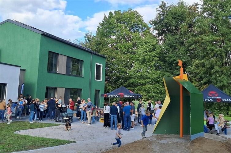 Zahlreiche Einwohner nutzten die Gelegenheit, das moderne Gebäude bei einem bunten Rahmenprogramm mit vielfältigen Ständen für Groß und Klein zu besichtigen.
