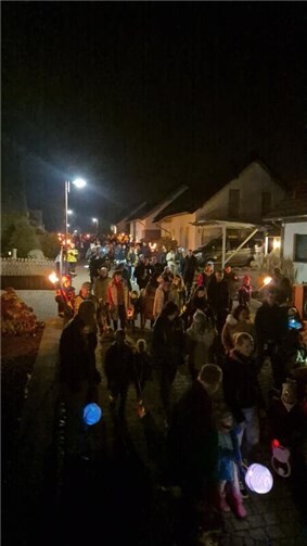 Zahlreiche Einwohner zogen durch die Straßen von Naunheim.  Fotos: privat