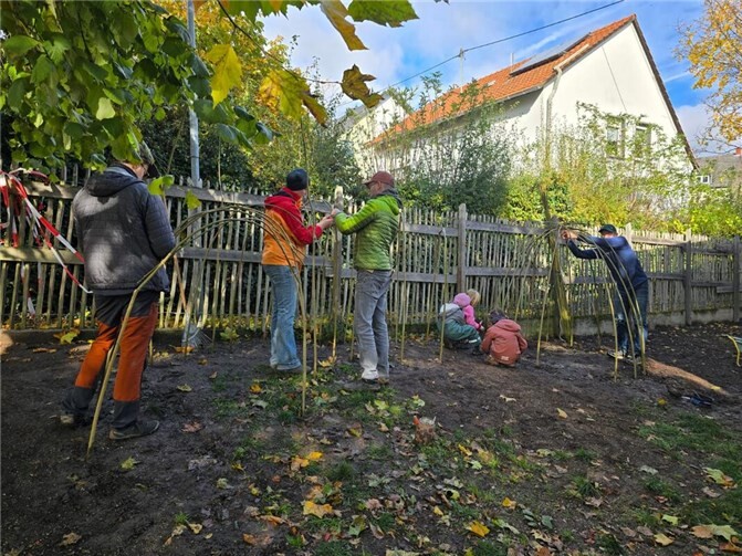 Zahlreiche Eltern und Kinder kamen zusammen, um Haus und Garten des Kindergartens in neuem Glanz erscheinen zu lassen. Foto: privat