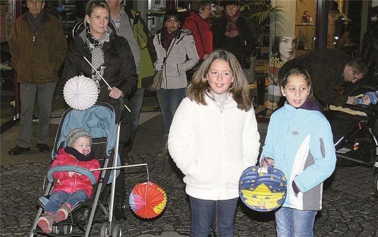 Zahlreiche Eltern waren mit ihren Kindern erschienen, um St. Martin auf seinem Ritt zu begleiten.TE