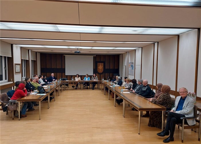 Zahlreiche Engagierte kamen im großen Saal des Rathauses zum Runden Tisch für Geflüchtete zusammen.  Foto: privat