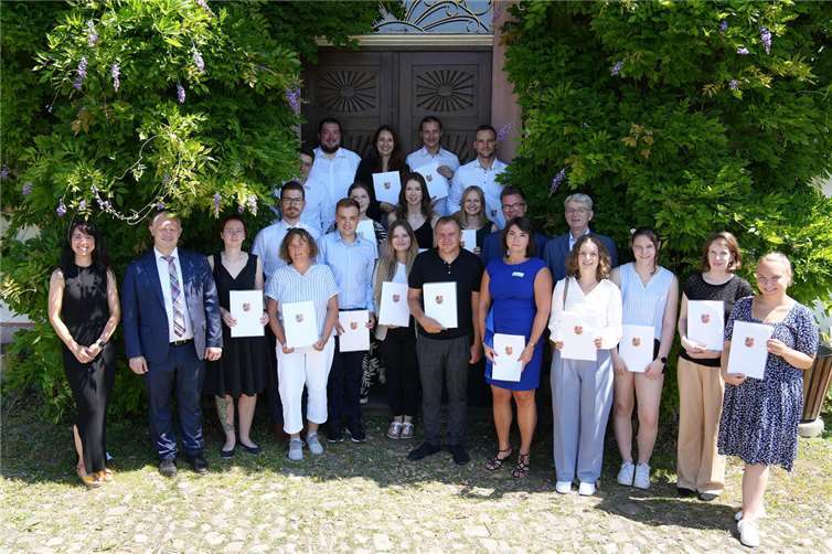 Zahlreiche Ernennungen und Beförderungen konnten Ausbildungsleiterin Patricia Bresgen (1. vorne links) und Oberbürgermeister Jan Einig (2. vorne links) im feierlichen Rahmen durchführen. Fotos: Stadt Neuwied