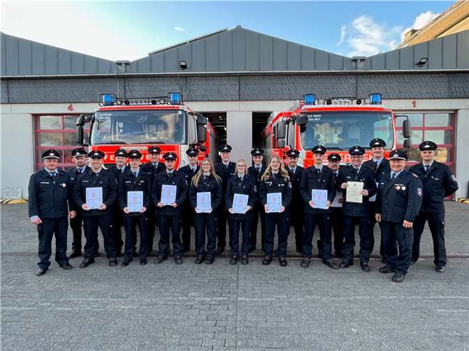 Zahlreiche Ernennungen und Beförderungen konnten auf der Versammlung ausgesprochen werden. Vier Kameraden erhielten eine Auszeichnung des Landes für 15-jährige Mitgliedschaft in der Freiwilligen Feuerwehr.  Foto: E. Brüning