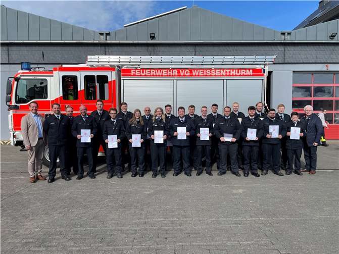Zahlreiche Ernennungen und Beförderungen konnten auf der Versammlung ausgesprochen werden. Vier Kameraden erhielten eine Auszeichnung des Landes für 15 bzw. 25-jährige Mitgliedschaft in der Freiwilligen Feuerwehr. Foto: N. Jentzig