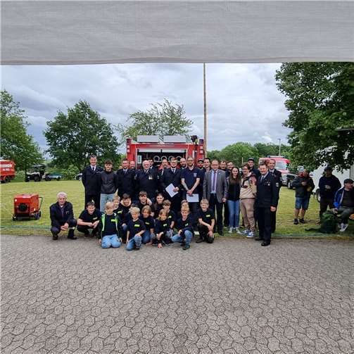 Zahlreiche Ernennungen und Beförderungen wurden am Tag der offenen Tür bei der FFW Dedenbach vorgenommen.  Fotos: privat