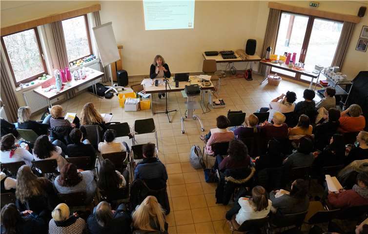 Zahlreiche Erzieherinnen und Erzieher setzten sich bei der Tagesveranstaltung mit dem Thema Partizipation auseinander. privat