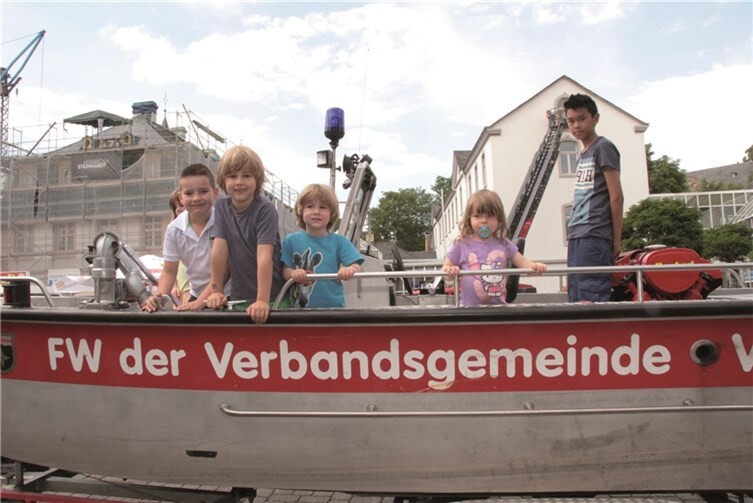 Zahlreiche Fahrzeuge wurden ausgestellt - natürlich auch das Feuerwehrboot, an dem die Kinder ihre Freude hatten.