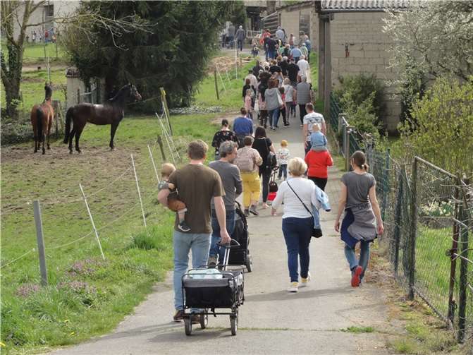 Zahlreiche Familien aus Pillig und Naunheim nahmen an der Wanderung teil.  Foto: privat