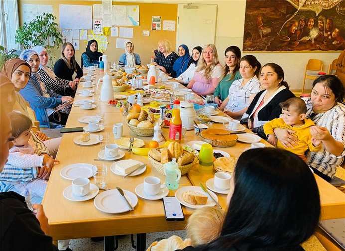 Zahlreiche Familien aus verschiedenen Nationen folgten der Einladung und genossen ein reichhaltiges Frühstück in einer herzlichen Atmosphäre.Foto: Christa Fröhlich