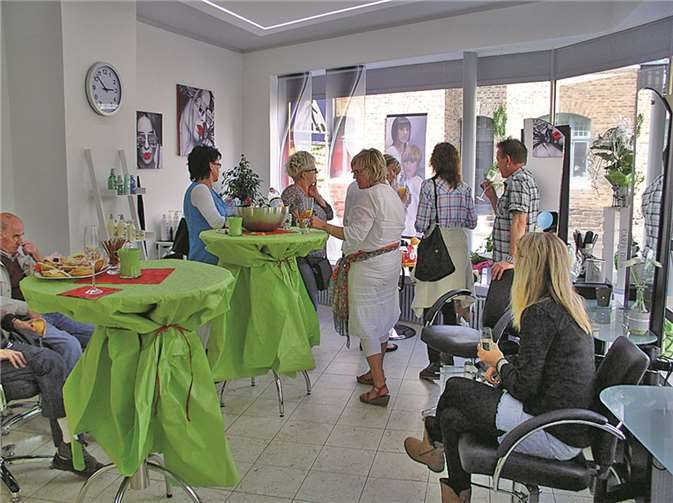 Zahlreiche Familienmitglieder, Freunde und Kunden kamen zur Neueröffnung in Westum. Foto: Privat