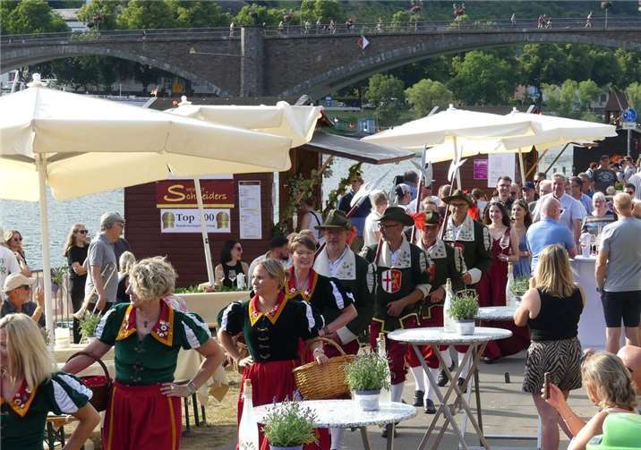 Zahlreiche Festbesucher ließen sich das vielfältige Weinangebot in den Grünanlagen direkt am Moselufer schmecken.