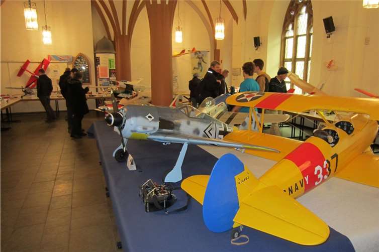 Zahlreiche Flugmodelle lockten in die Bürgerhalle des Rathauses Montabaur. privat